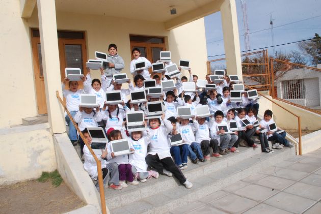 Entrega de computadoras a los alumnos de San José del Morro