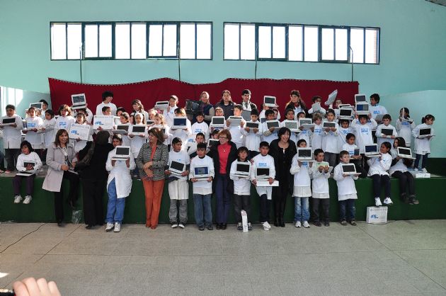 Entrega de computadoras a los alumnos de San Jerónimo