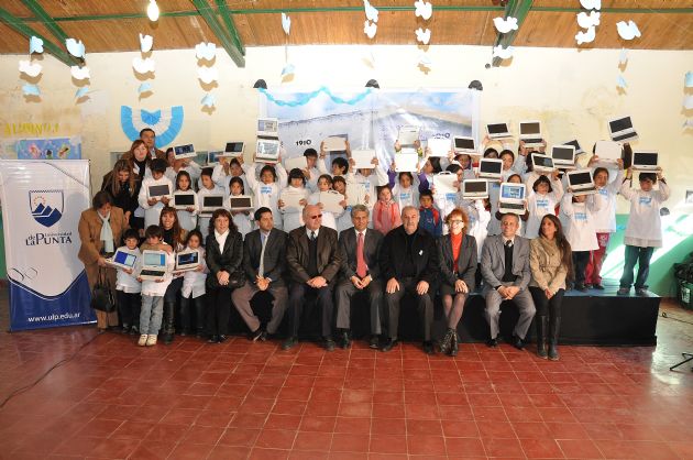Entrega de computadoras a los alumnos de Balde de la Isla