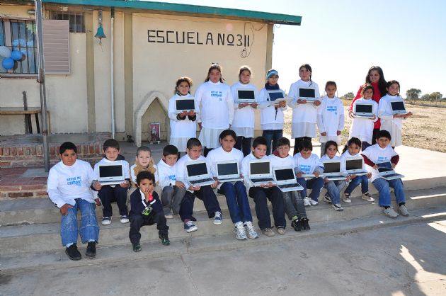 Entrega de computadoras a los alumnos de Chosmes