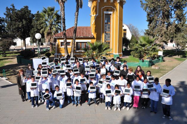Entrega de computadoras a los alumnos de Candelaria