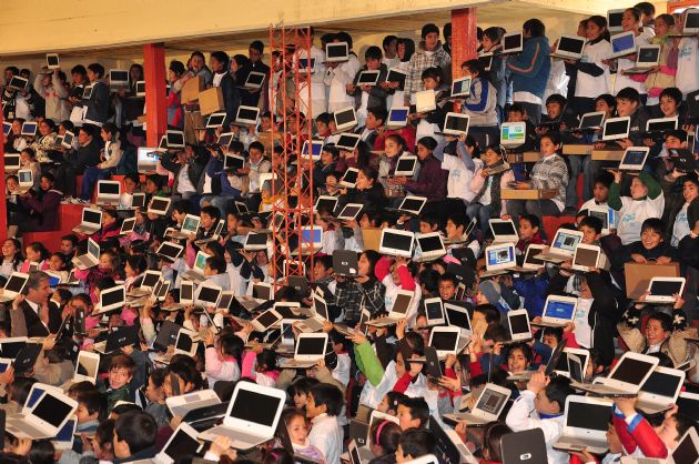 Entrega de computadoras a los alumnos de Concarán y parajes aledaños