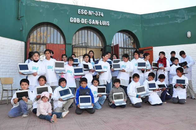 Entrega de computadoras a los alumnos de Dique Ingeniero Vulpiani