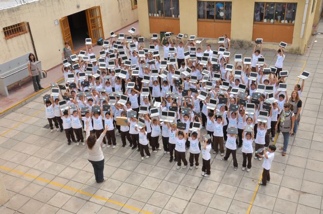 Entrega de computadoras a los alumnos del Instituto San José