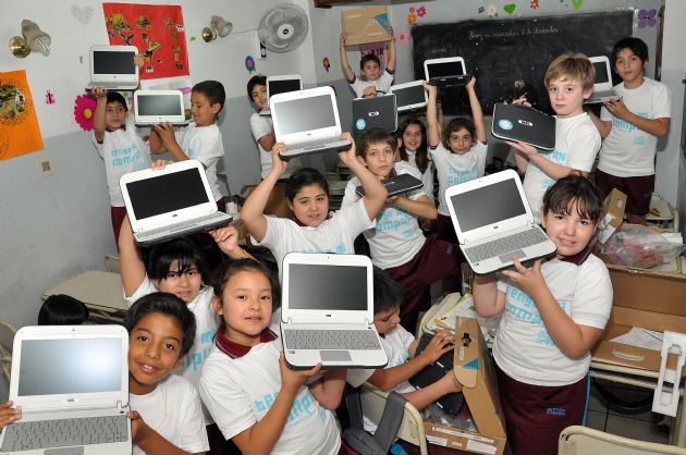 Entrega de computadoras a los alumnos del Instituto Stoikheia