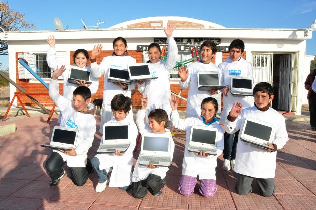 Entrega de computadoras a los alumnos de San Pedro