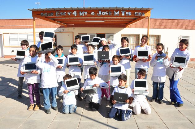 Entrega de computadoras a los alumnos de Santa Rosa del Gigante