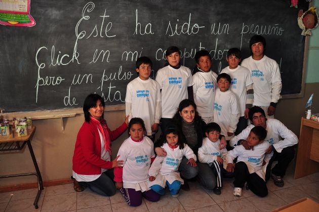 Entrega de computadoras a los alumnos de Las Lagunitas
