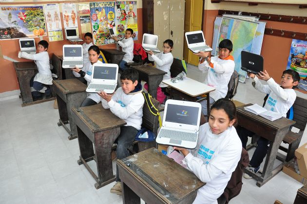 Entrega de computadoras a los alumnos del paraje Ojo del Río