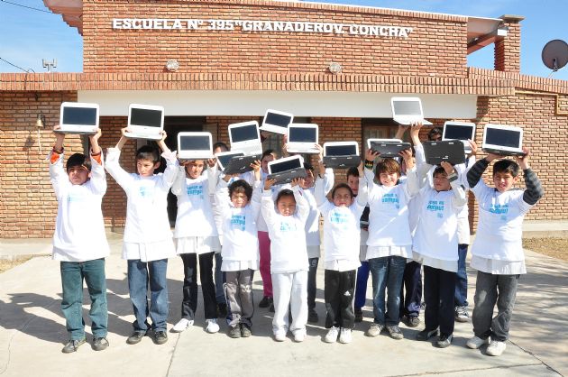 Entrega de computadoras a los alumnos de Cerrito Blanco