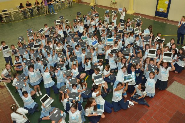 Entrega de computadoras a las alumnas del colegio “Santa María”