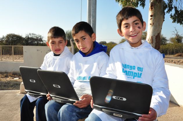 Entrega de computadoras a los alumnos de Bella Estancia
