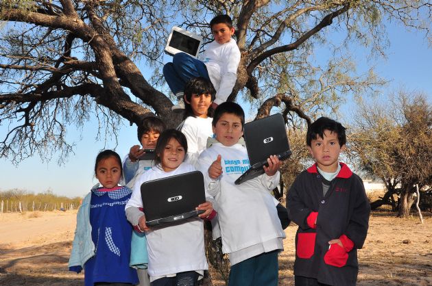 Entrega de computadoras a los alumnos de Buen Orden