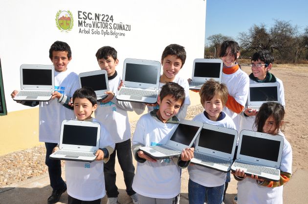 Entrega de computadoras a los alumnos de Árbol Sólo