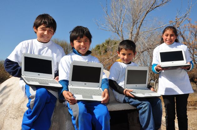 Entrega de computadoras a los alumnos de Los Ramblones