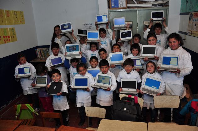 Entrega de computadoras a los alumnos de San Antonio