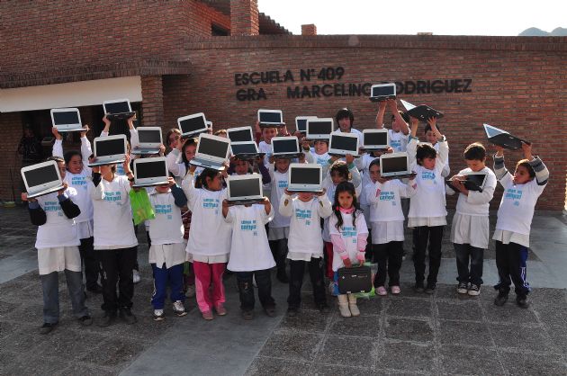 Entrega de computadoras a los alumnos de Pizarra Bajo de Veliz