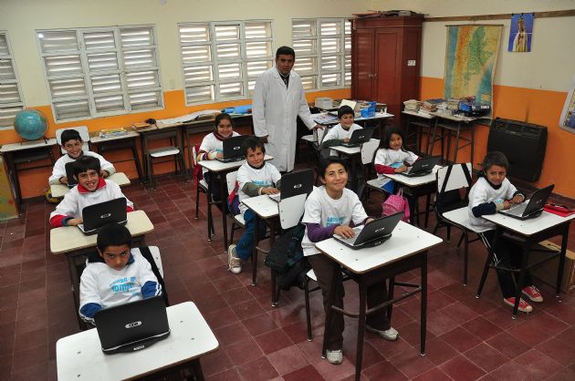 Entrega de computadoras a los alumnos de El Duraznito