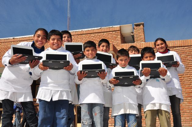 Entrega de computadoras a los alumnos de Los Chañares