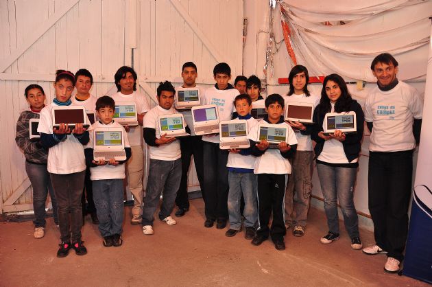 Entrega de computadoras a los alumnos de la Escuela EDAM