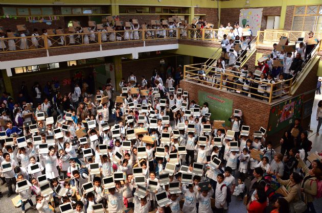 Entrega de computadoras a los alumnos de la escuela “Rosenda Hernández”