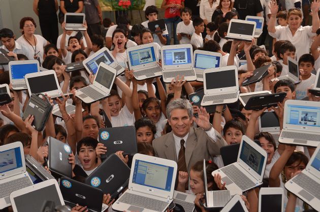 Entrega de computadoras a los alumnos de la escuela “Alas Argentinas”