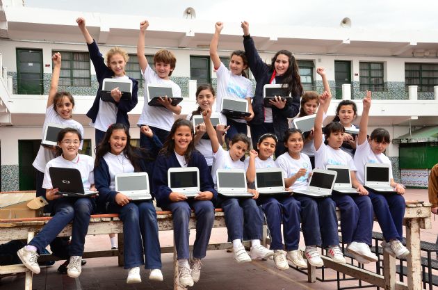 Entrega de computadoras a los alumnos del Instituto Santo Tomás de Aquino