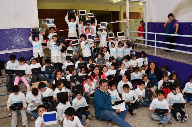 Entrega de computadoras a los alumnos de la escuela “Faustino Mendoza”