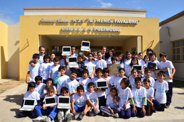 Entrega de computadoras a los alumnos del Centro Educativo “René Favaloro”