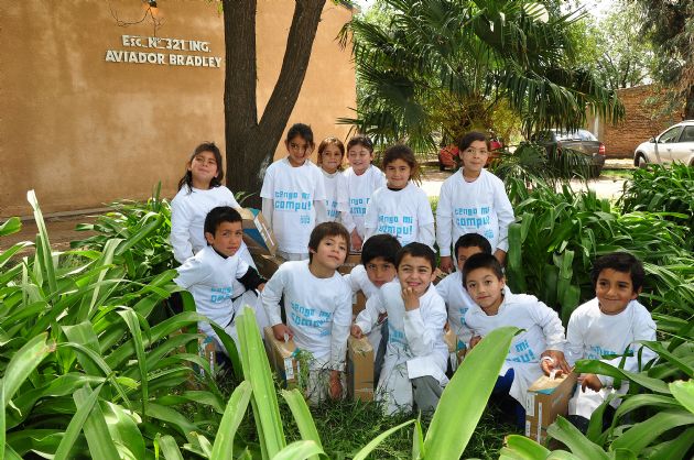 Entrega de computadoras a los alumnos de la escuela “Ing. Bradley”