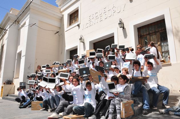 Entrega de computadoras a los alumnos de la escuela “Vicente Dupuy”