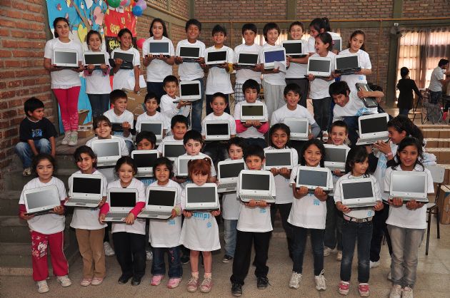 Entrega de computadoras a los alumnos de la escuela “Ricardo Rojas’”