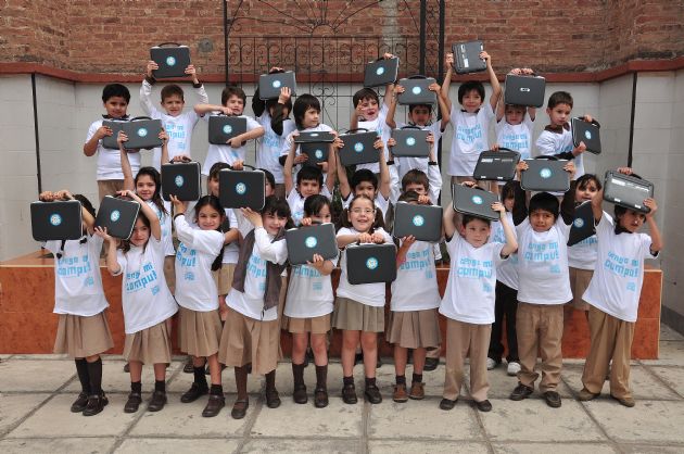 Entrega de computadoras a los alumnos de la escuela “San Buenaverntura”