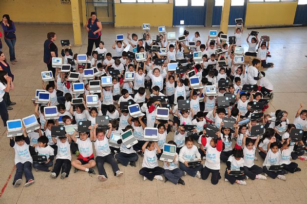 Entrega de computadoras a los alumnos de la escuela “Maestras Lucio Lucero”