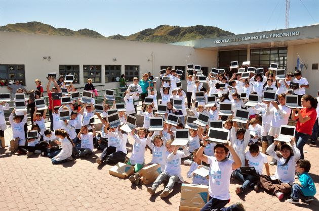 Entrega de computadoras a los alumnos de la escuela “Camino del Peregrino”