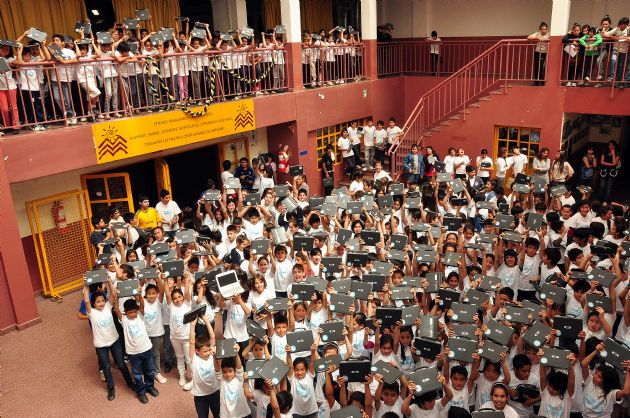 Entrega de computadoras a los alumnos de la escuela “Puertas del Sol”