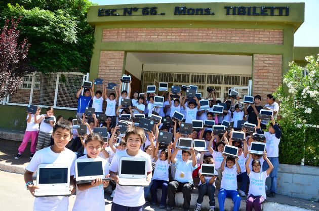 Entrega de computadoras a los alumnos de la escuela “Monseñor Tibiletti”