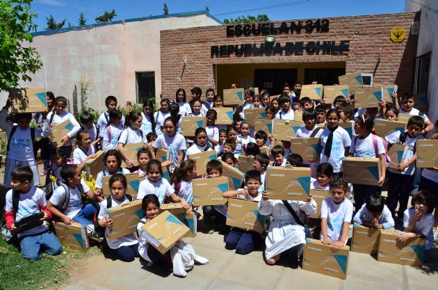 Entrega de computadoras a los alumnos de la escuela “República de Chile”