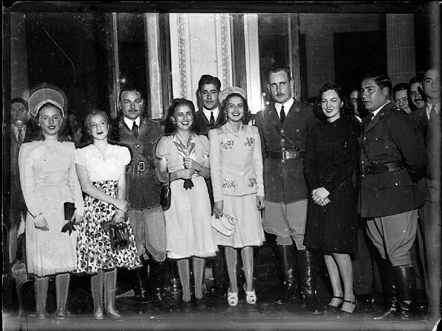 Señoritas y Militares