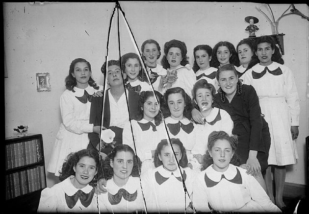 Alumnas de la Escuela Paula Domínguez de Bazán 16