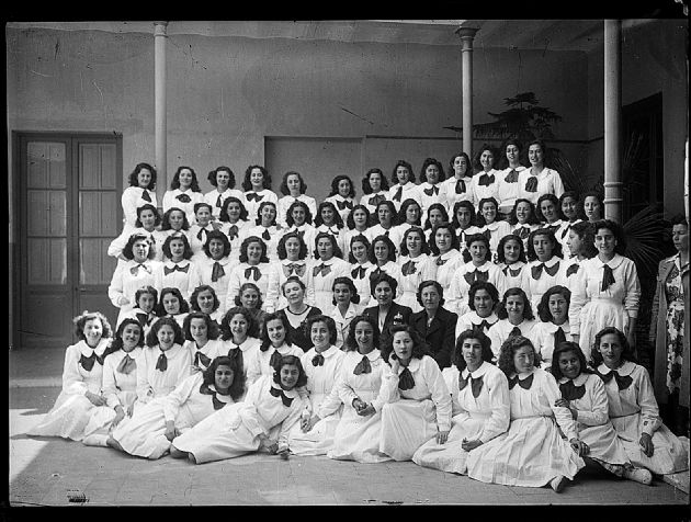 Alumnas de la Escuela Paula Domínguez de Bazán