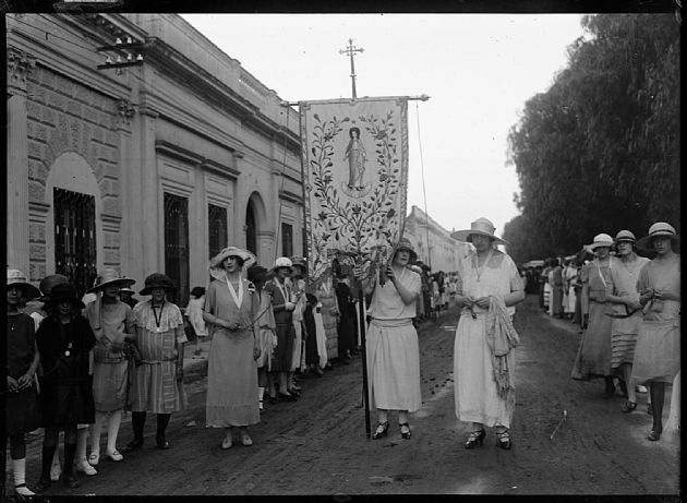 Procesión por calle Junín