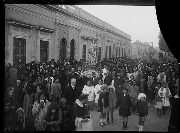 Procesión a San Luis Rey por calle Junín
