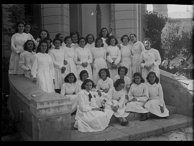 Alumnas de la Escuela Paula Domínguez de Bazán