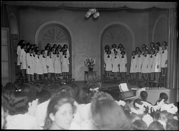 Coro  de alumnas de la escuela Paula Domínguez de Bazán