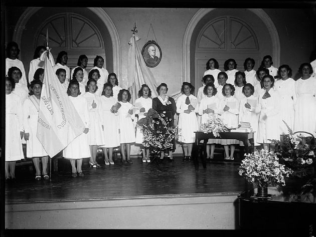 Alumnas de la Escuela Paula Domínguez de Bazán