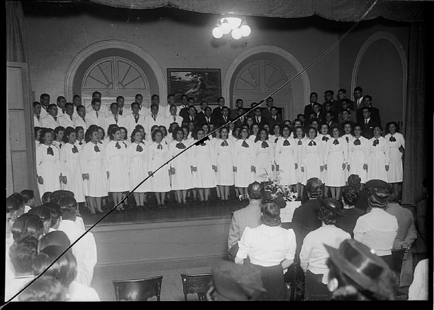 Alumnas de la Escuela Paula Domínguez de Bazán 13
