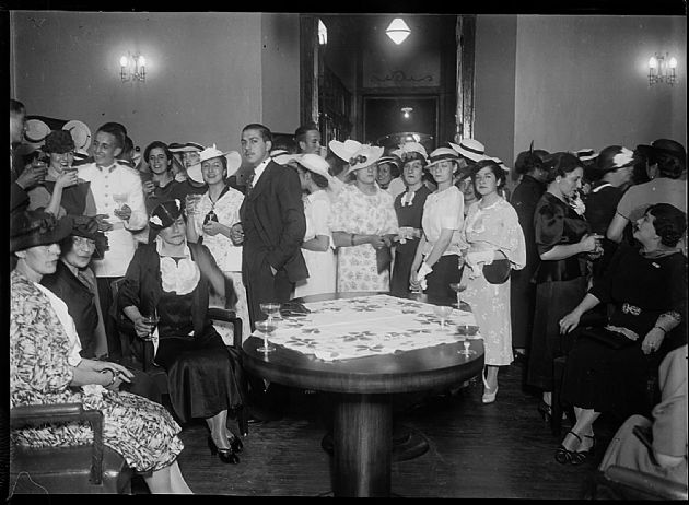 Damas en un Brindis