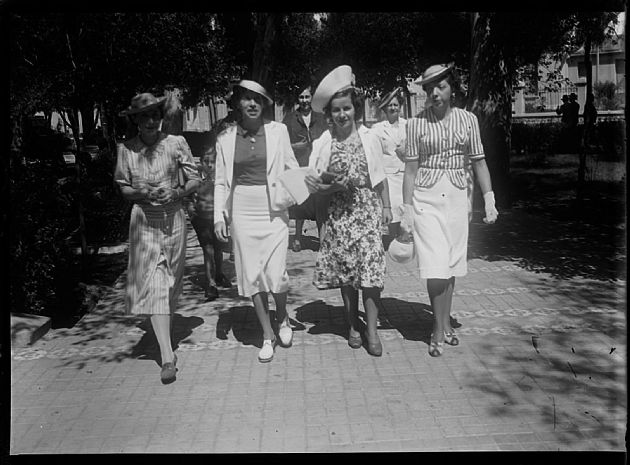 Damas por la plaza 8