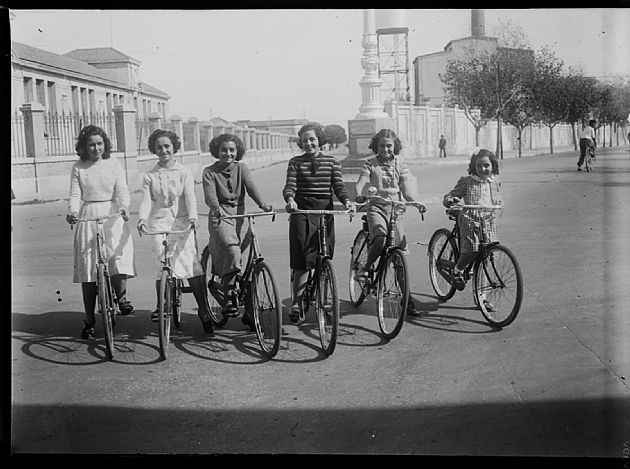 Niñas en Bicicleta